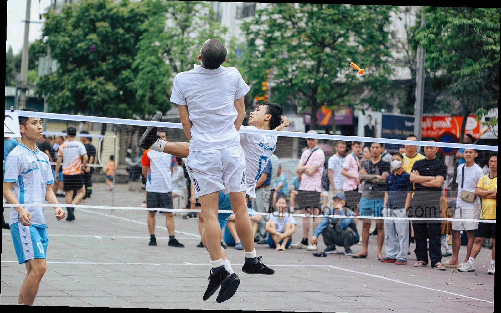 夜晚球场看台的灯带与人群轮廓，画面右侧留出数据叠层空间